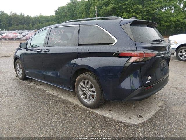 2021 TOYOTA SIENNA XLE 3