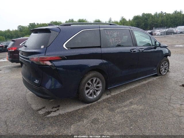 2021 TOYOTA SIENNA XLE 4