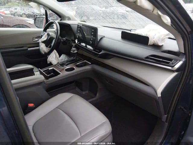 2021 TOYOTA SIENNA XLE 5