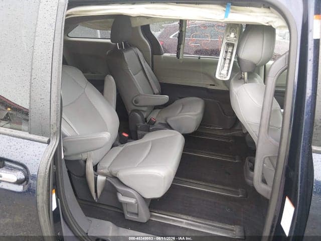 2021 TOYOTA SIENNA XLE 8