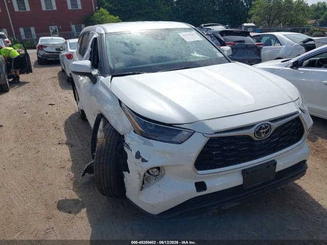 2022 TOYOTA HIGHLANDER LE 1