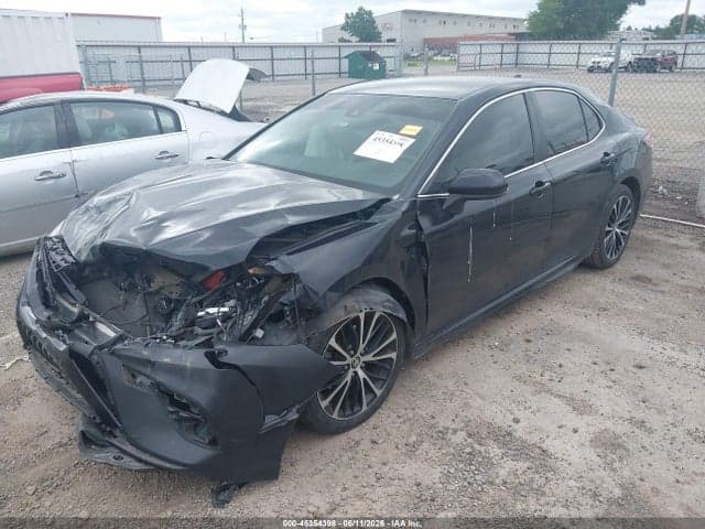2019 TOYOTA CAMRY SE 2