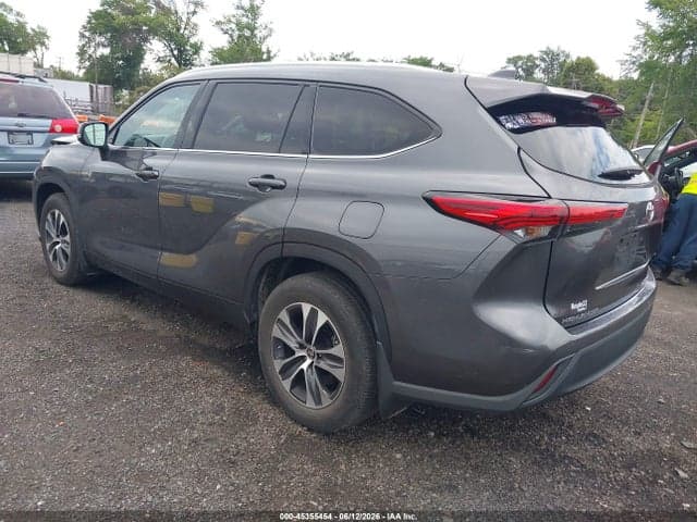 2021 TOYOTA HIGHLANDER XLE 3