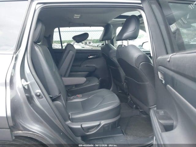 2021 TOYOTA HIGHLANDER XLE 8