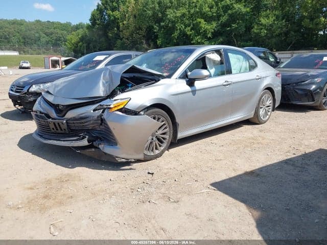 2018 TOYOTA CAMRY XLE 2
