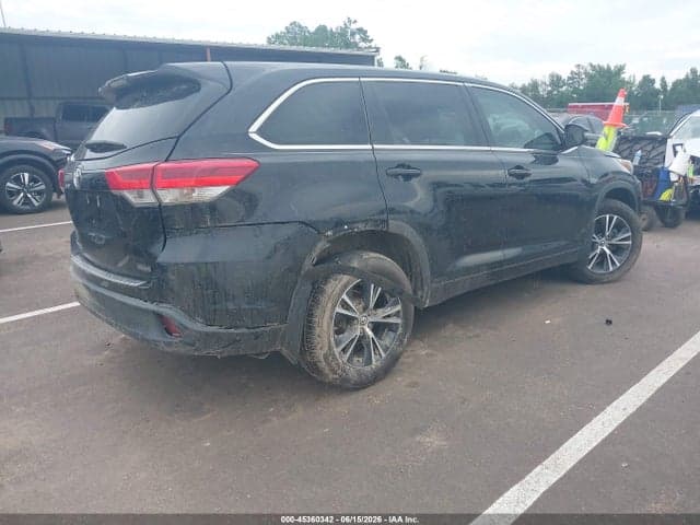 2017 TOYOTA HIGHLANDER LE 4