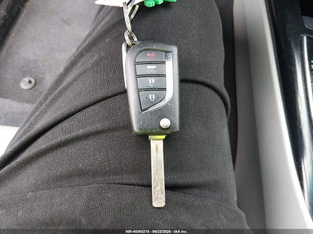 2018 TOYOTA CAMRY SE 11