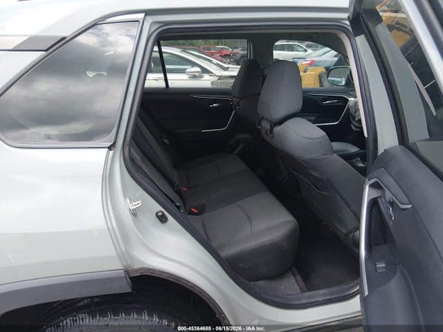 2022 TOYOTA RAV4 XLE 8