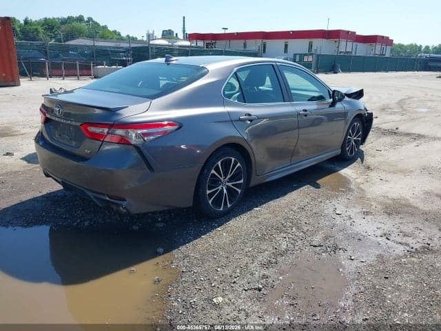 2019 TOYOTA CAMRY SE 4