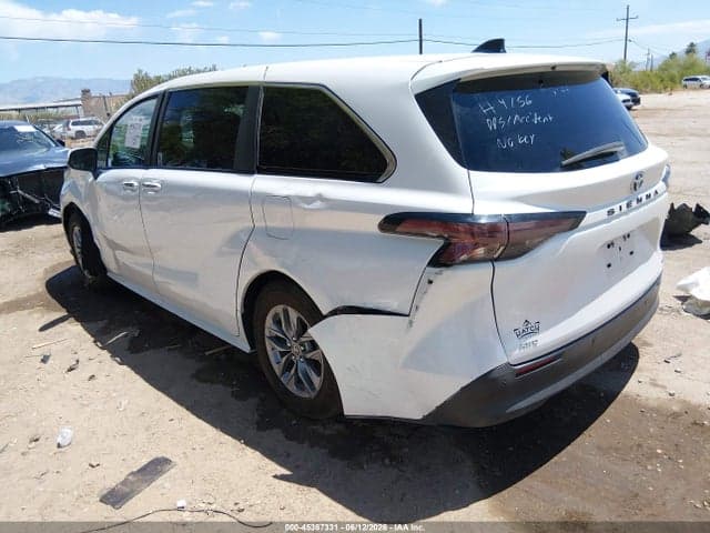 2024 TOYOTA SIENNA XLE 3