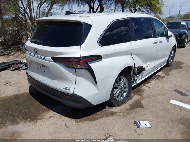 2024 TOYOTA SIENNA XLE 4