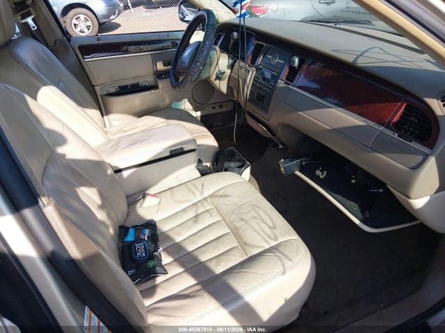 2004 LINCOLN TOWN CAR 5