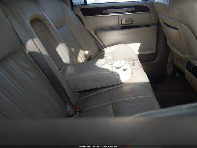 2004 LINCOLN TOWN CAR 8
