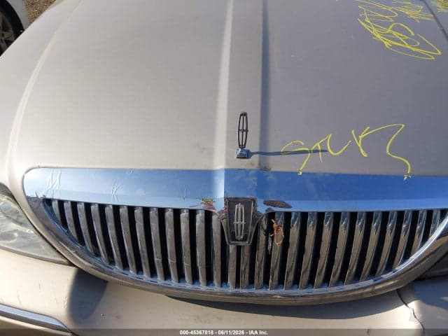 2004 LINCOLN TOWN CAR 10