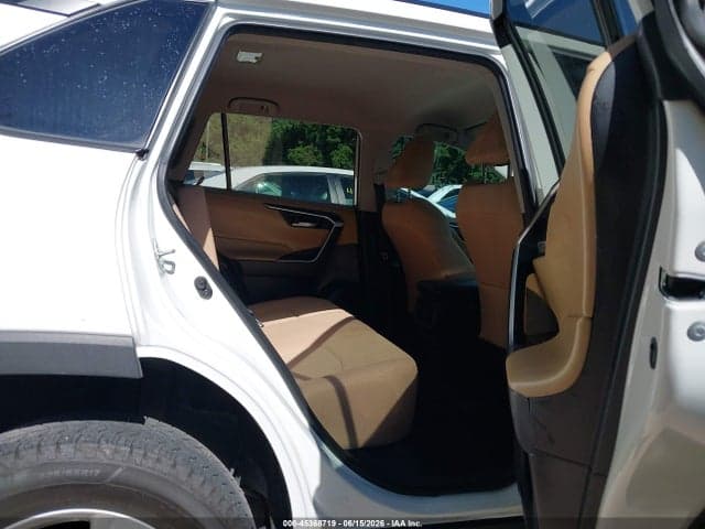 2021 TOYOTA RAV4 XLE 8