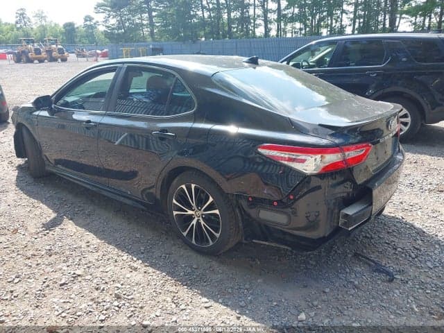 2020 TOYOTA CAMRY SE 3