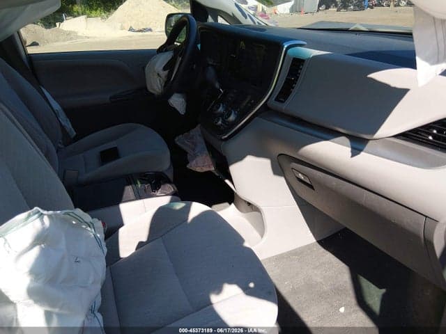 2017 TOYOTA SIENNA LE 8 PASSENGER 5