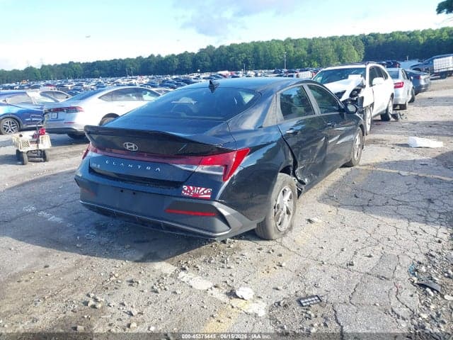 2024 HYUNDAI ELANTRA SE 4