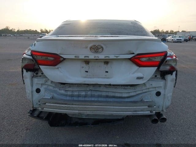 2018 TOYOTA CAMRY SE 16