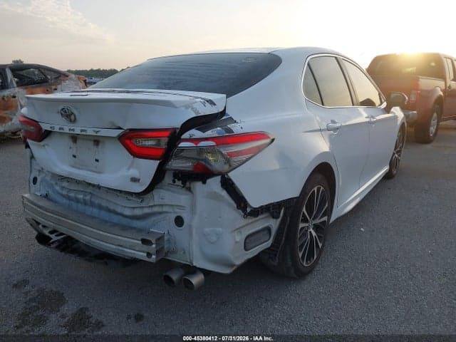 2018 TOYOTA CAMRY SE 4