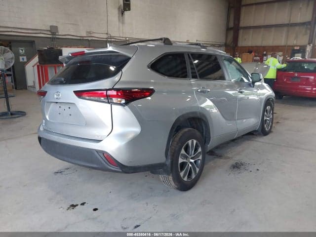 2023 TOYOTA HIGHLANDER XLE 4