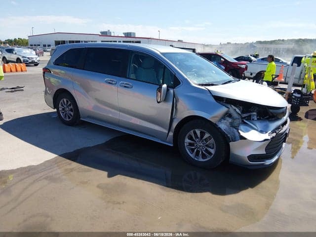 2022 TOYOTA SIENNA LE