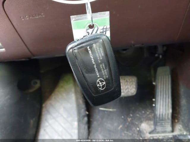 2021 TOYOTA HIGHLANDER XLE 11