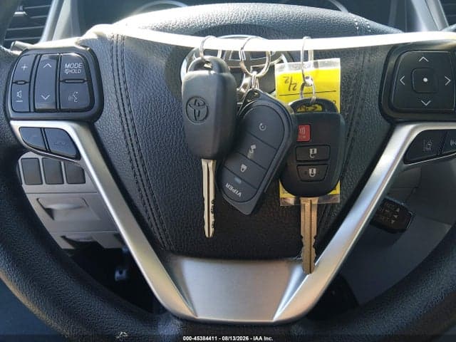 2017 TOYOTA HIGHLANDER LE 11