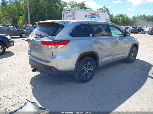2017 TOYOTA HIGHLANDER LE 4