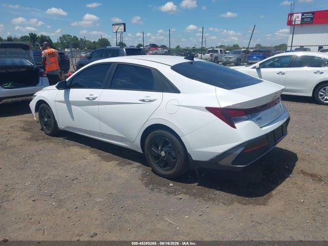 2024 HYUNDAI ELANTRA SE 3