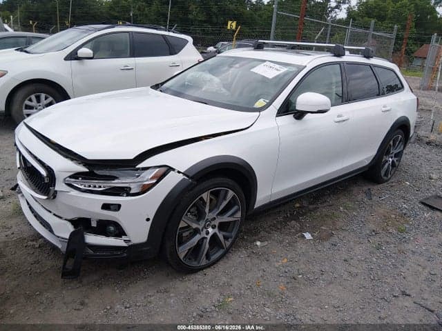 2025 VOLVO V90 CROSS 2