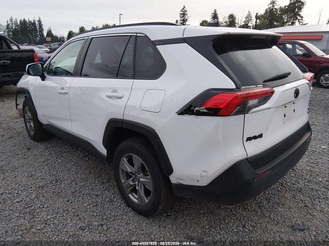 2025 TOYOTA RAV4 XLE 3