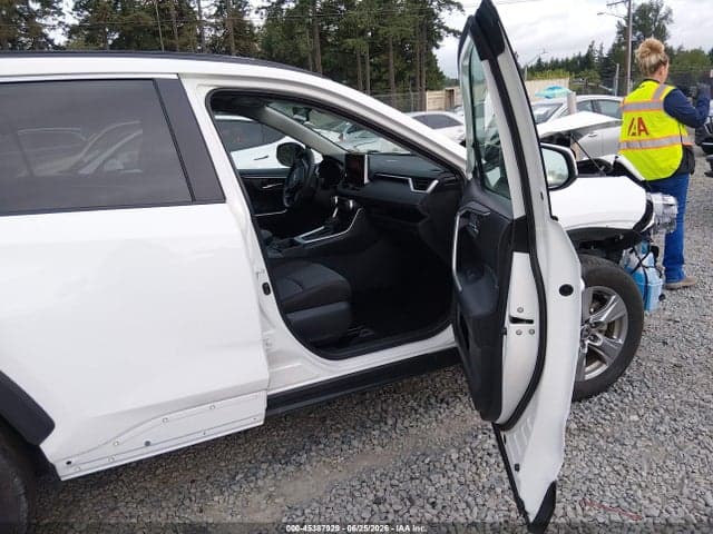 2025 TOYOTA RAV4 XLE 5