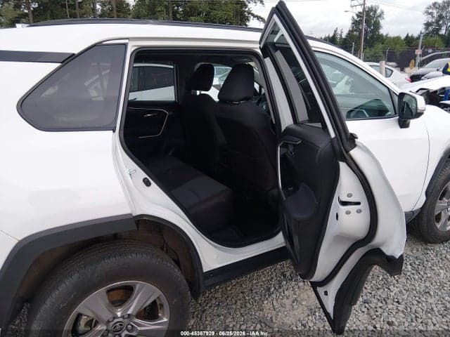 2025 TOYOTA RAV4 XLE 8
