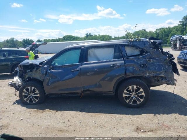 2022 TOYOTA HIGHLANDER XLE 15