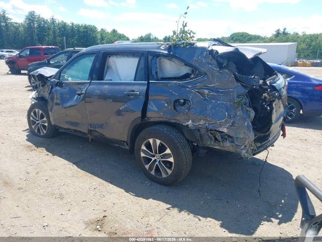 2022 TOYOTA HIGHLANDER XLE 3