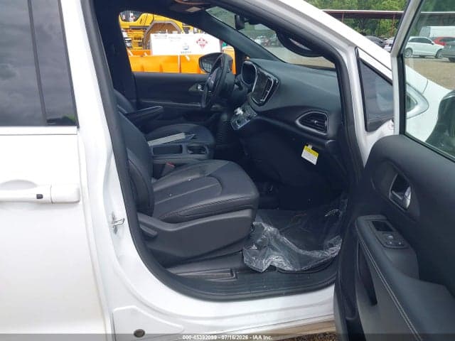 2025 CHRYSLER VOYAGER LX 4