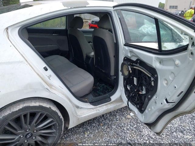 2017 HYUNDAI ELANTRA SE 8