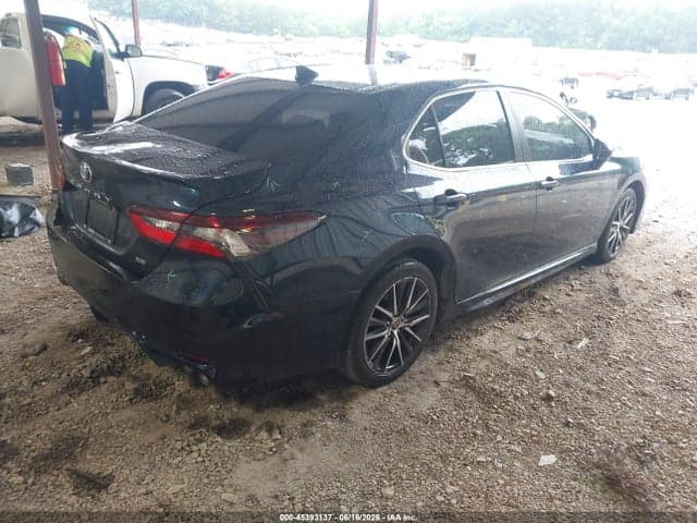 2021 TOYOTA CAMRY SE 4
