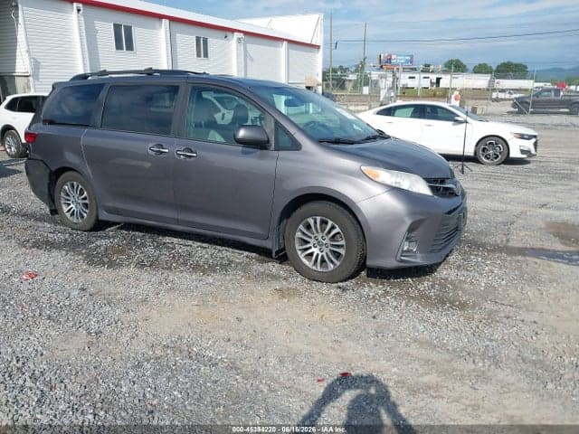 2020 TOYOTA SIENNA XLE 1
