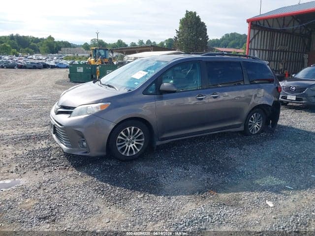 2020 TOYOTA SIENNA XLE 2