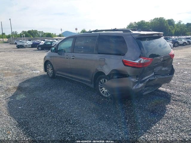 2020 TOYOTA SIENNA XLE 3