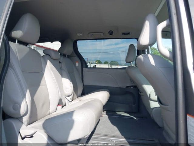 2020 TOYOTA SIENNA XLE 8