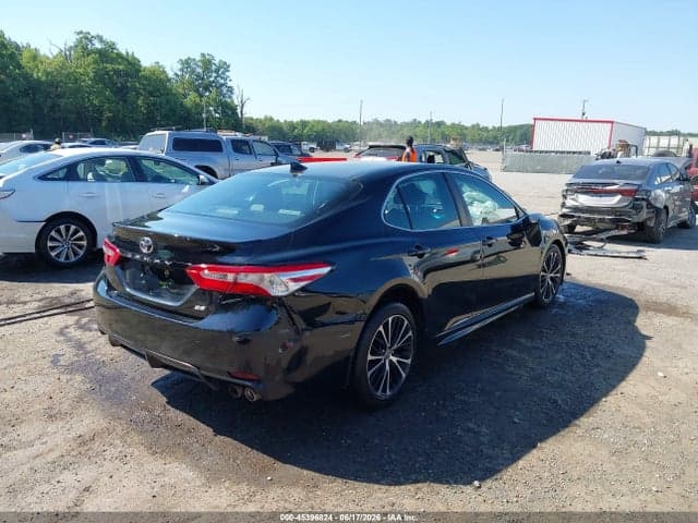 2020 TOYOTA CAMRY SE 4