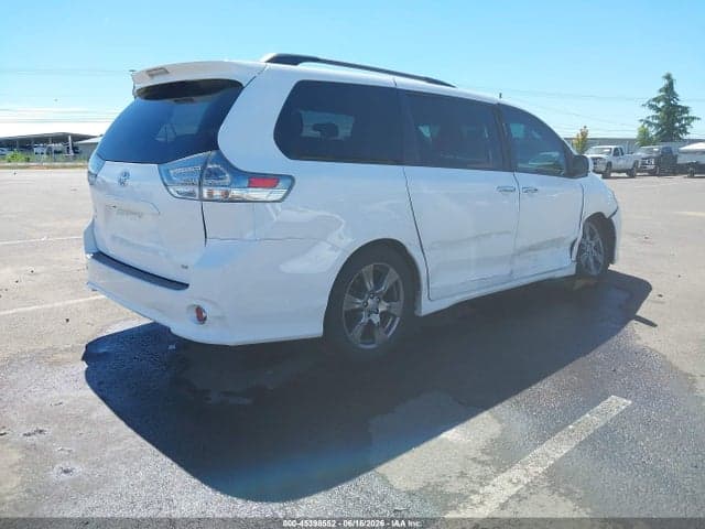 2017 TOYOTA SIENNA SE 8 PASSENGER 4