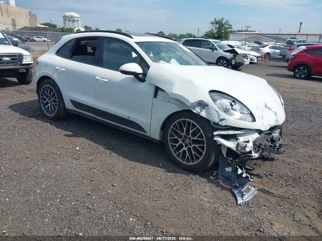 2018 PORSCHE MACAN SPORT 1