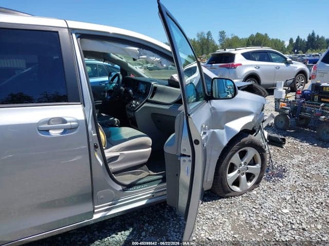 2017 TOYOTA SIENNA LE 8 PASSENGER 5