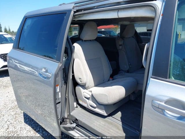2017 TOYOTA SIENNA LE 8 PASSENGER 8