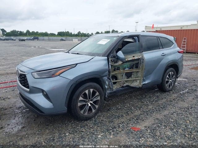 2022 TOYOTA HIGHLANDER XLE 2