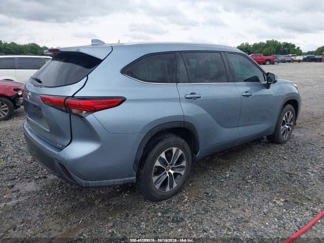 2022 TOYOTA HIGHLANDER XLE 4